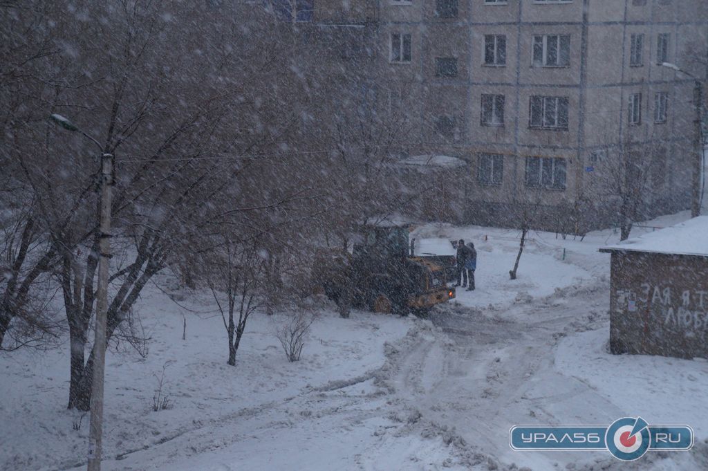 Трактор чистит двор на улице Добровольского