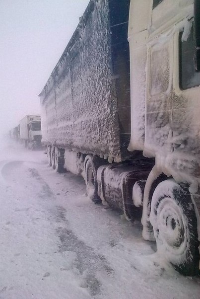 на трассе Оренбург &mdash; Орск в снежный плен попали фуры