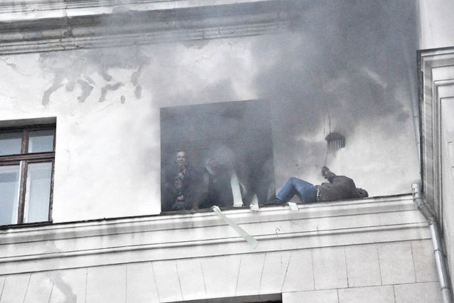 Люди оказались в ловушке на верхних этажах горящего Дома профсоюзов. Одесса, 2 мая 2014 года. Фото: Вести.Ru 