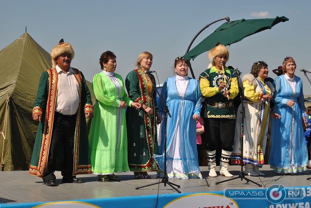 Выступления национальных коллективов на празднике Дружбы народов в Орске