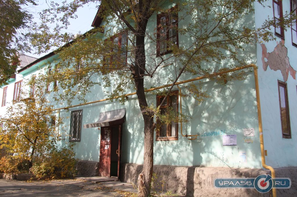 Дом с табличкой аварийности по адресу, улица Суворова, 37. Орск