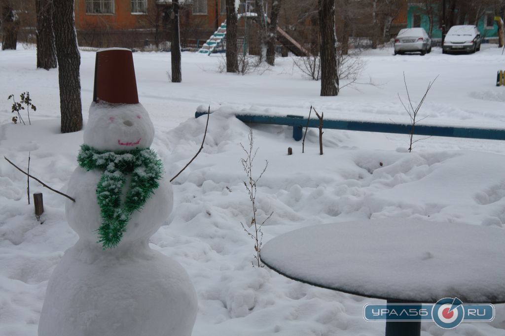 Снеговик в одном из дворов по проспекту Ленина. Орск
