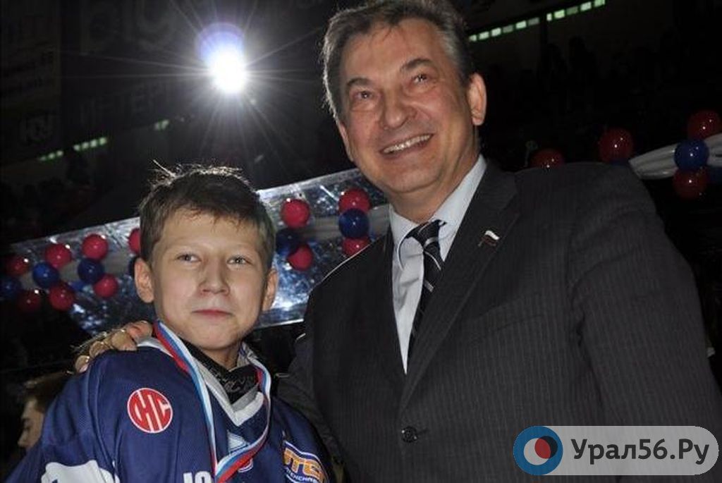 Президент Федерации хоккея России Владислав Третьяк с юным орским хоккеистом 