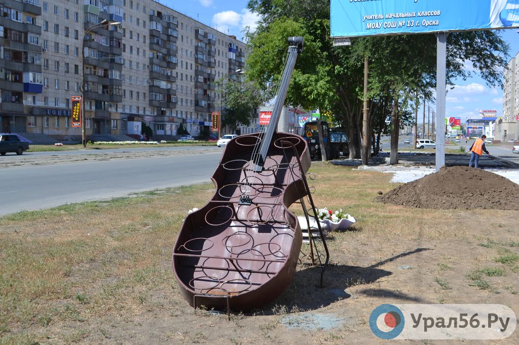 Скрипка на проспекте Ленина в Орске