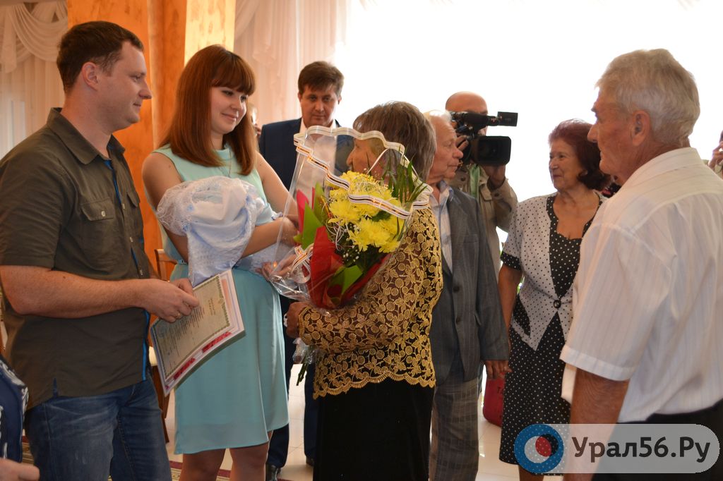 Родители Макара Буренкова принимают поздравления. Орск
