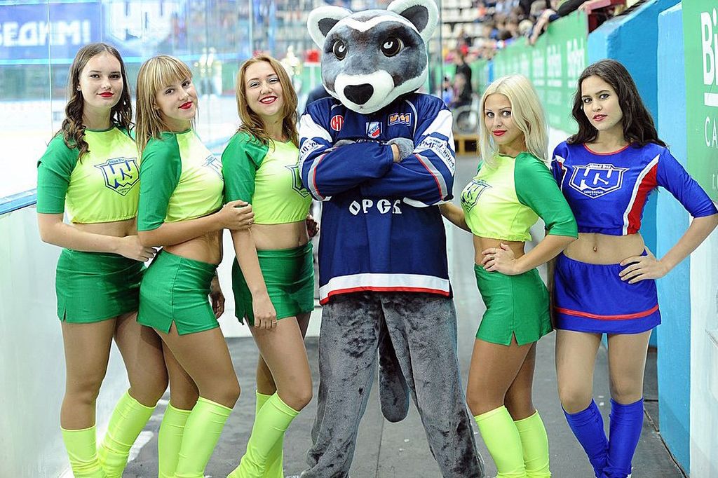 Степан Хорьков – 2 позирует с девушками из группы поддержки 