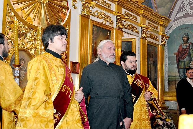 Священник Ни колай Стремский возвращается к службе