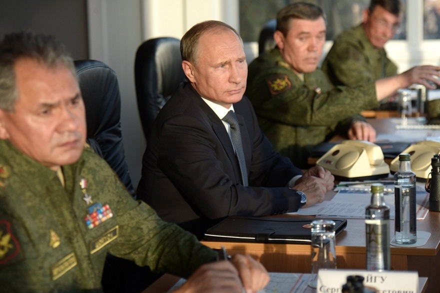 Владимир Путин наблюдает за ходом учений на полигоне в Донгузе. Фото: пресс-служба Кремля