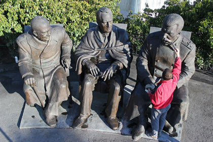 Памятник Сталину, Черчиллю и Рузвельту в Ялте