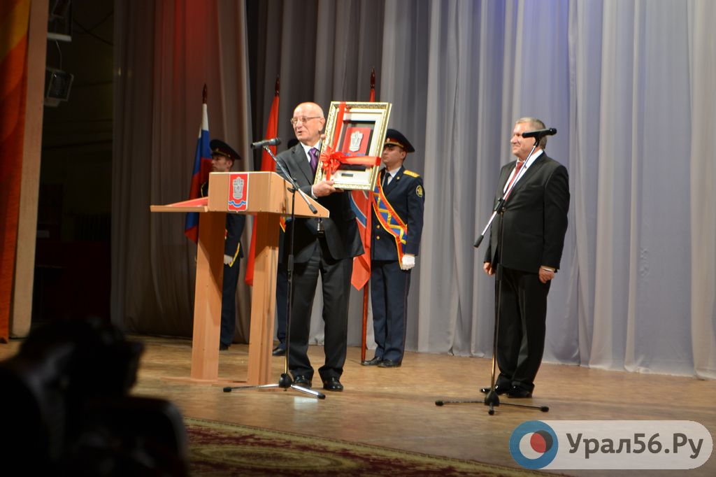 Губернатор Оренбургской области вручает Юрию Араскину герб Новотроицка