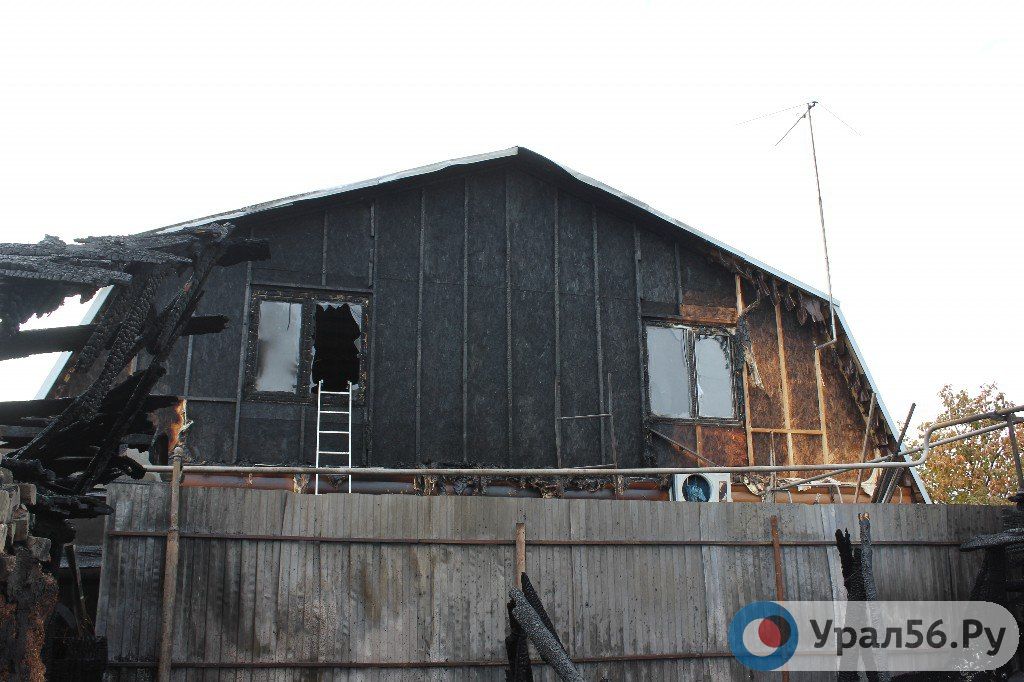 Дом, пострадавший от пожара. Оренбург