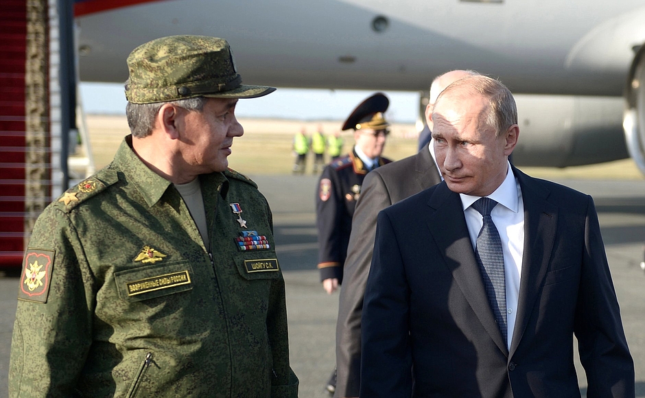 Президент РФ Владимир Путин и министр обороны Сергей Шойгу в Оренбурге