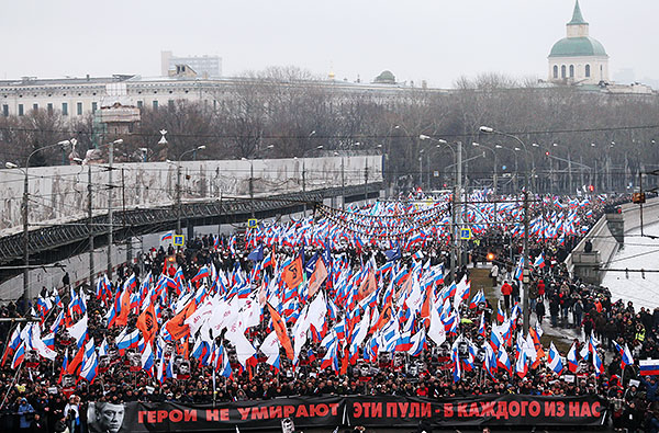 Участники марша памяти Бориса Немцова в Москве