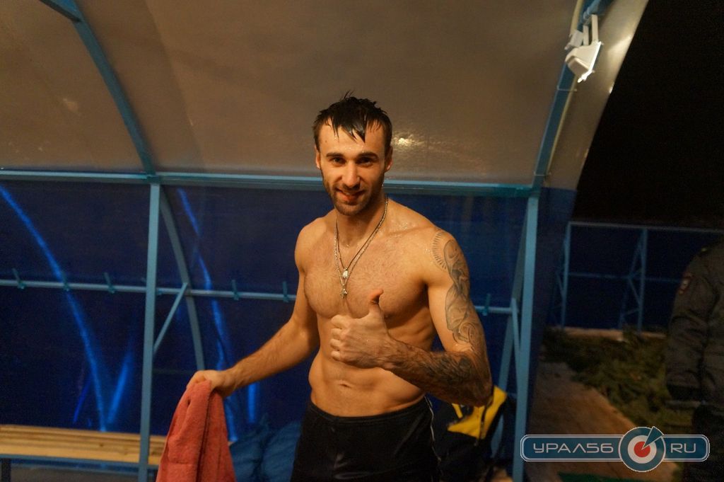 Игрок волейбольного клуба Нефтяник Никита Козлов после купания в проруби. Оренбург