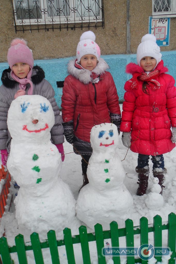 Девчата со своими снеговиками