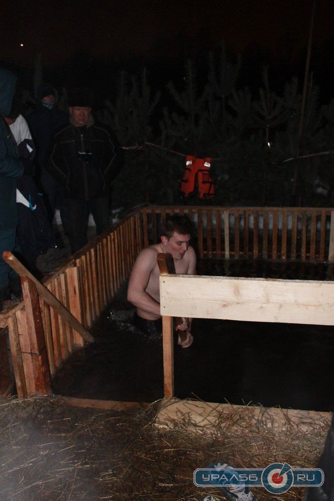 Житель Бузулука купается в проруби