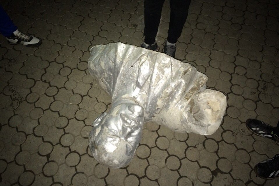 Голова, оторванная от скульптуры Владимира Ленина
