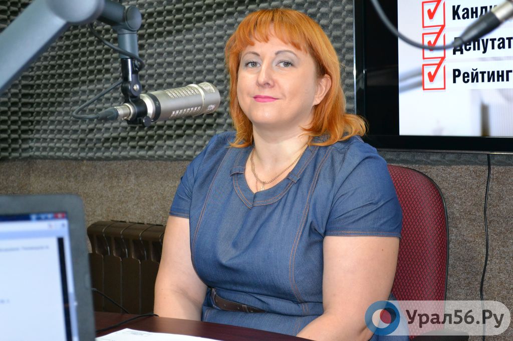 Депутат Ирина Маслова в студии радиостанции Шансон в Орске