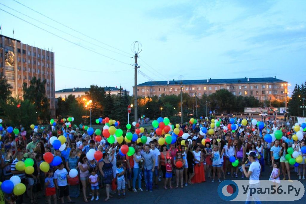 Ночь светящихся воздушных шариков в 2014 году. Орск