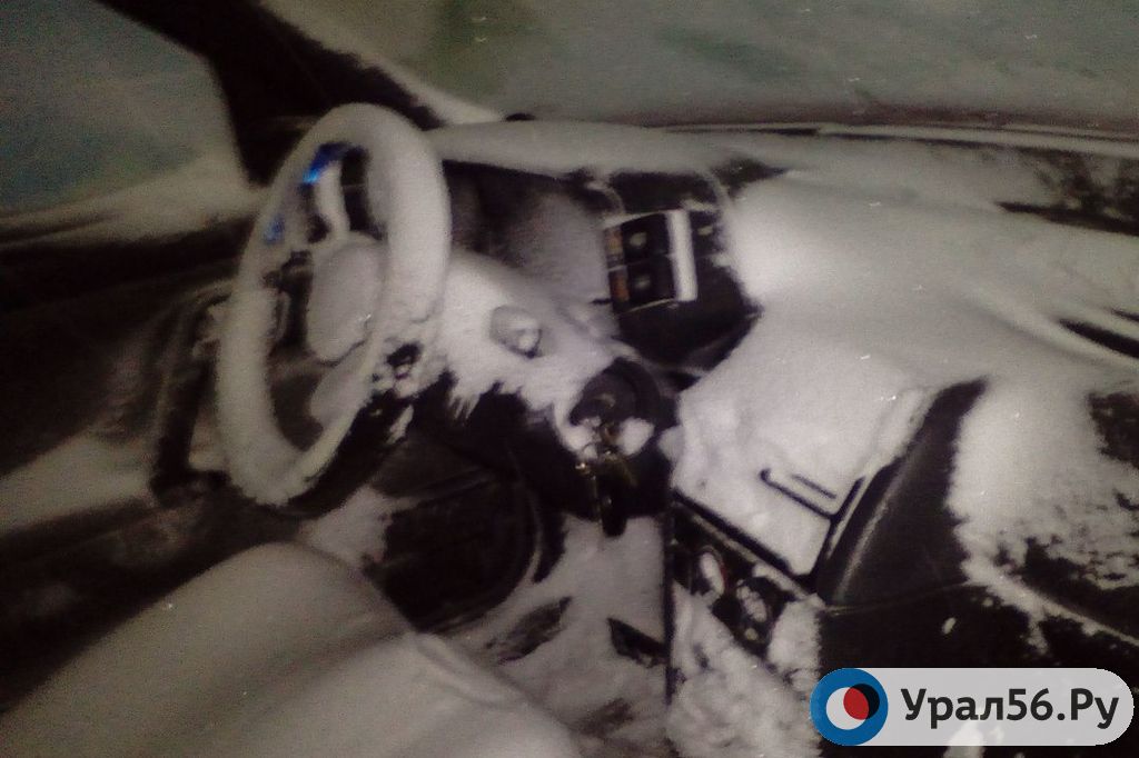 В автомобиле, который попал в снежный плен в районе поворота на Медногорск