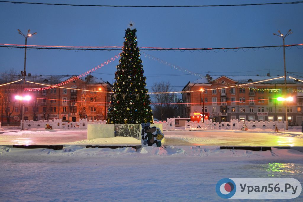 Ледовый городок возле ДК Металлургов. Новотроицк