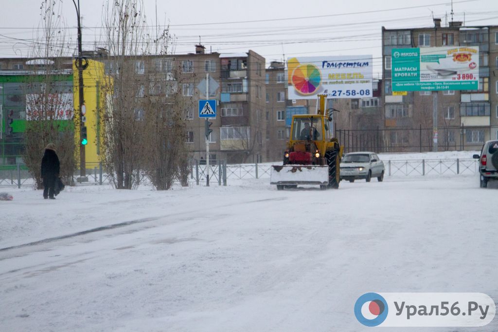 Трактор на перекрестке проспекта Ленина и улицы Волкова. Орск
