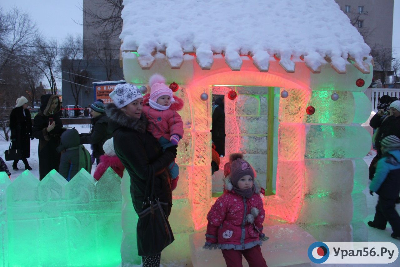 Светящийся домик в ледовом городке Оренбурга