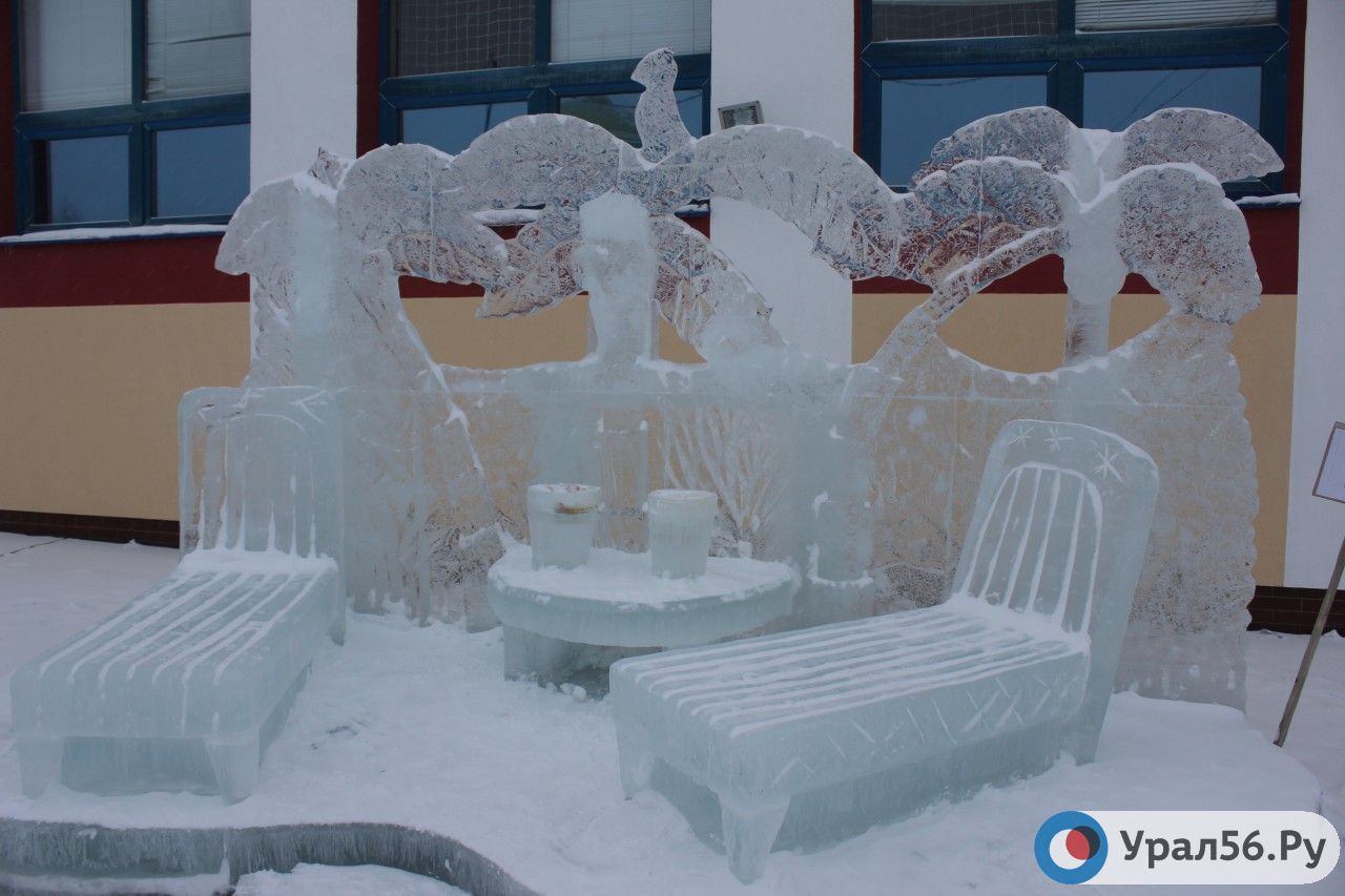Необычная экспозиция в ледовом городке поселка Ростоши