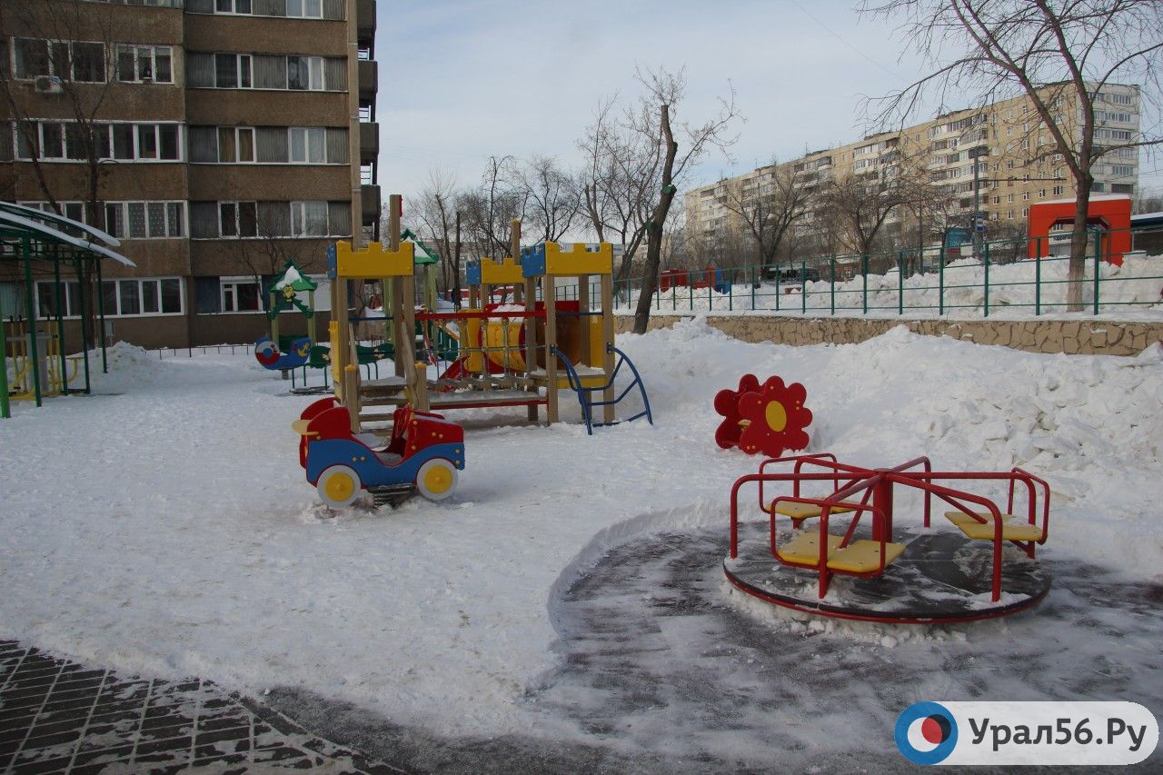 В Оренбурге новые детские площадки засыпаны снегом :: Урал56.Ру. Новости  Орска, Оренбурга и Оренбургской области.