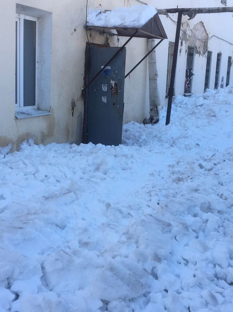 Сугробов ру. Завалило снегом двери в подъезд. Замело дверь п.