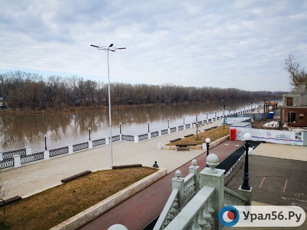 Какой уровень реки урал в оренбурге сегодня. Набережная Оренбург 2022. Оренбург половодье 2022. Паводок урал56. Уровень воды в реке Урал у Оренбурга.