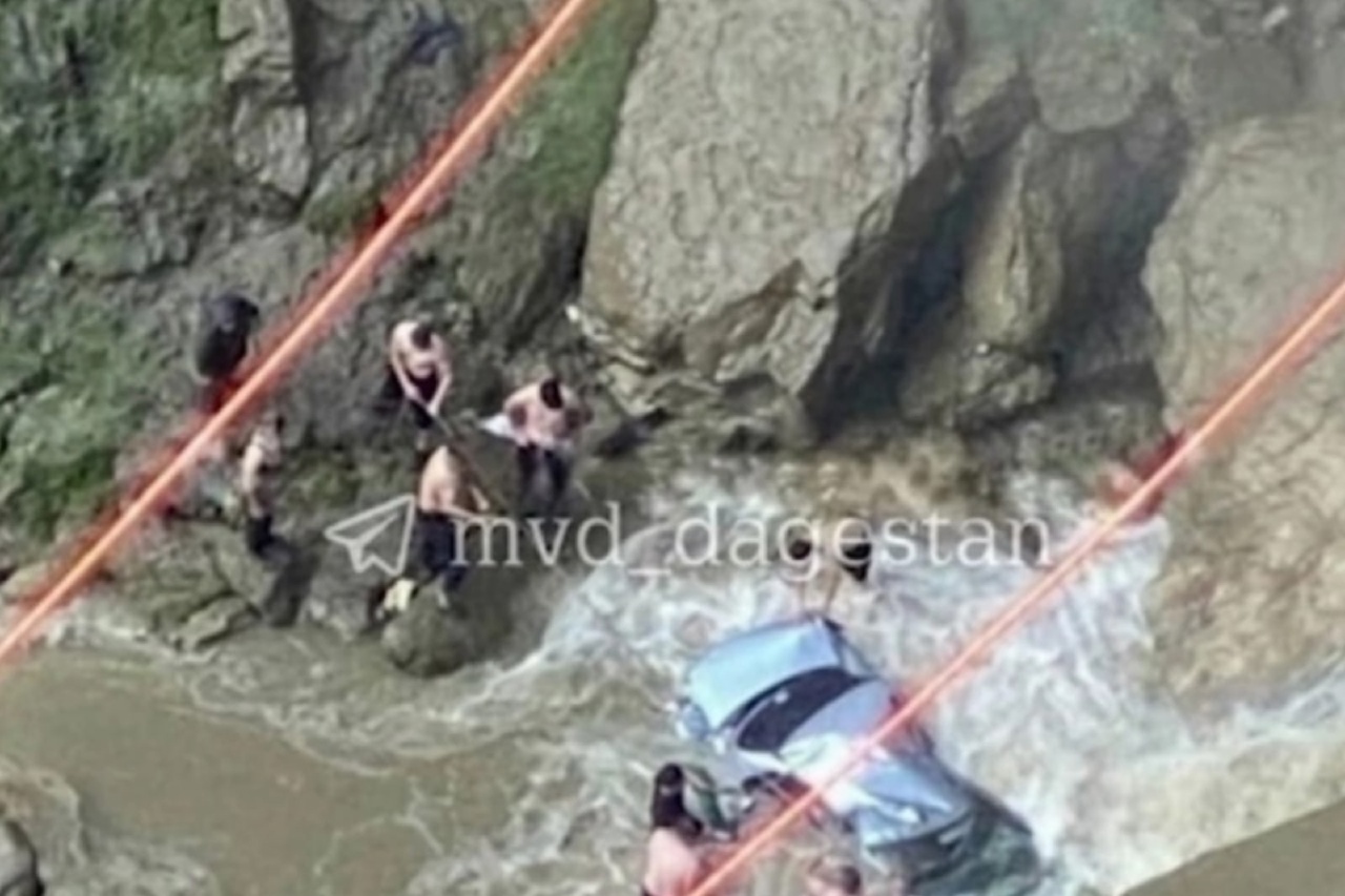 Падение с водопада. Машина упала в ущелье в Дагестане 2022. Автомобиль упал в каньон в Дагестане. Машина упавшая с обрыва.