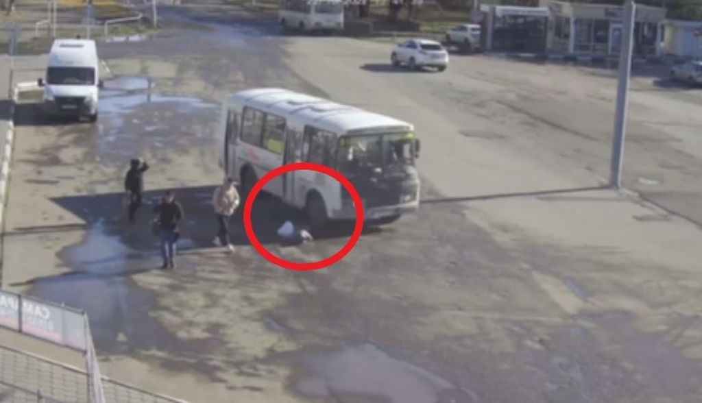 Автобус сбил пешехода. Аварии с автобусом в Оренбурге. Тюмень сбили пешехода мальчика водитель автобуса.