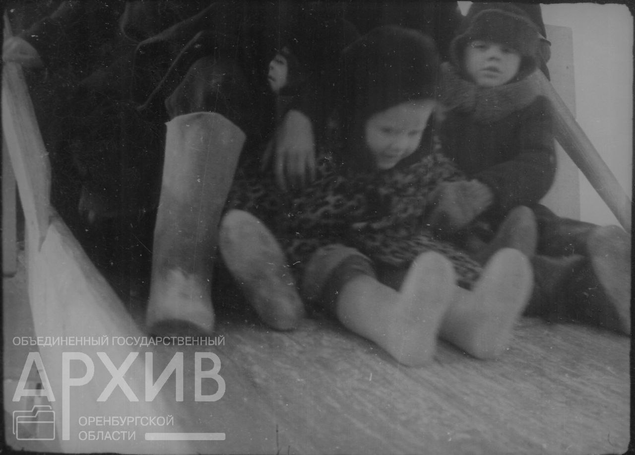 Как выглядел новогодний городок в парке имени Ленина Оренбурга 70 лет назад? История в трех фотографиях