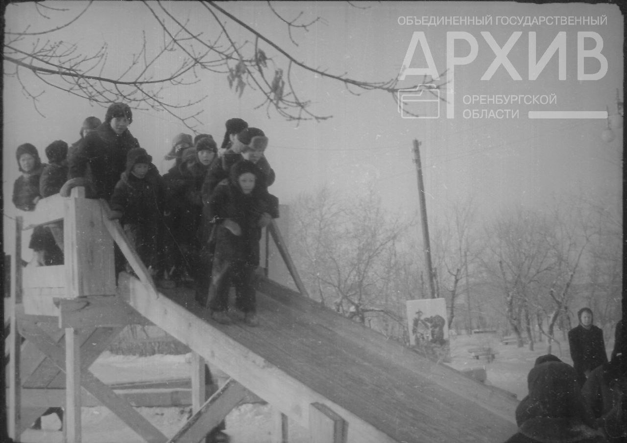 Как выглядел новогодний городок в парке имени Ленина Оренбурга 70 лет назад? История в трех фотографиях
