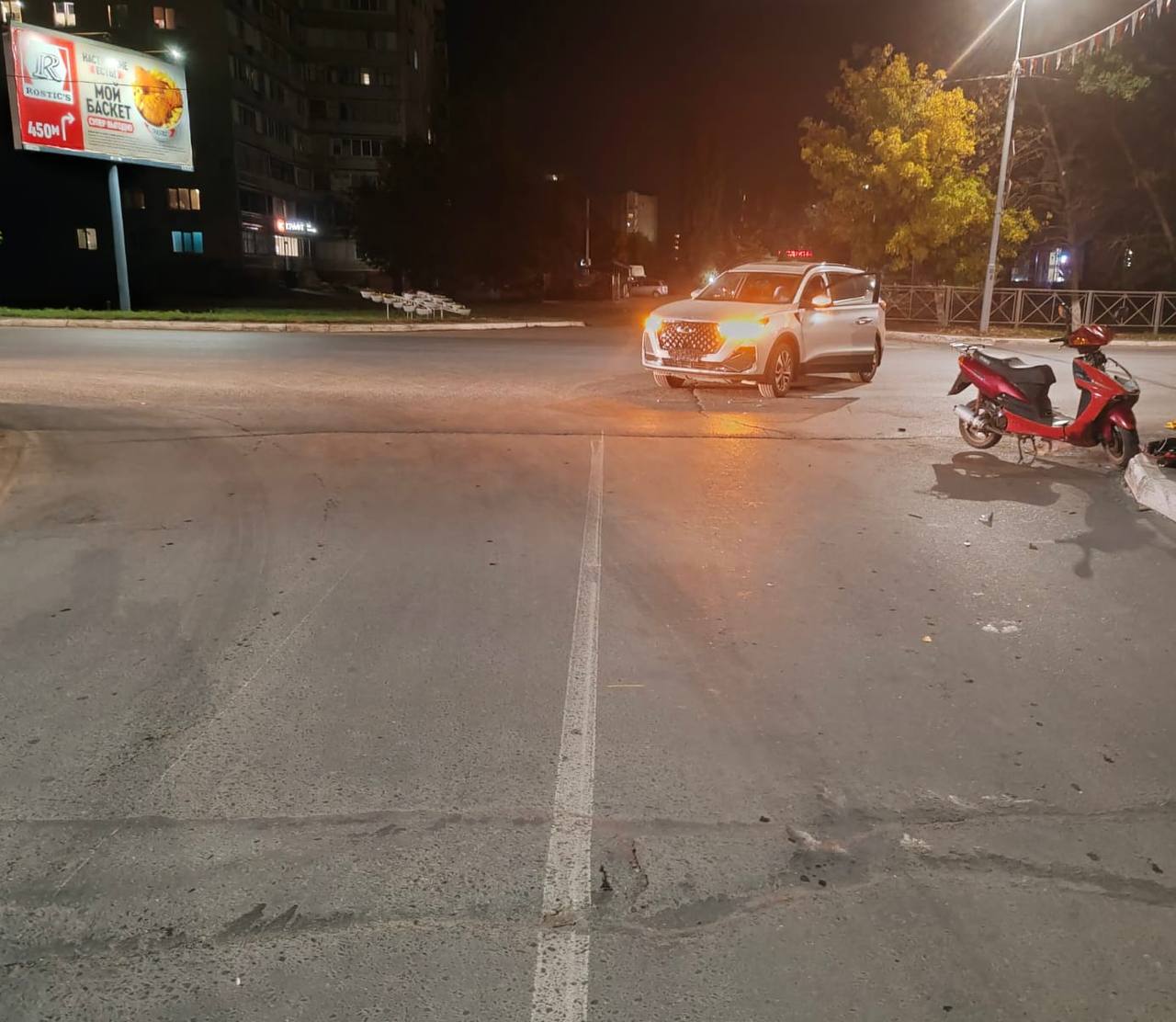 В Оренбурге Chery Tiggo сбил мопед. Водитель госпитализирован