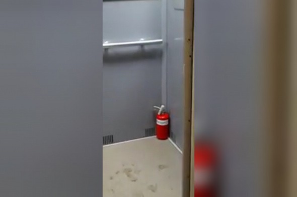 В Оренбурге разместили огнетушитель в лифте после того, как мужчина случайно поджег себя (видео)
