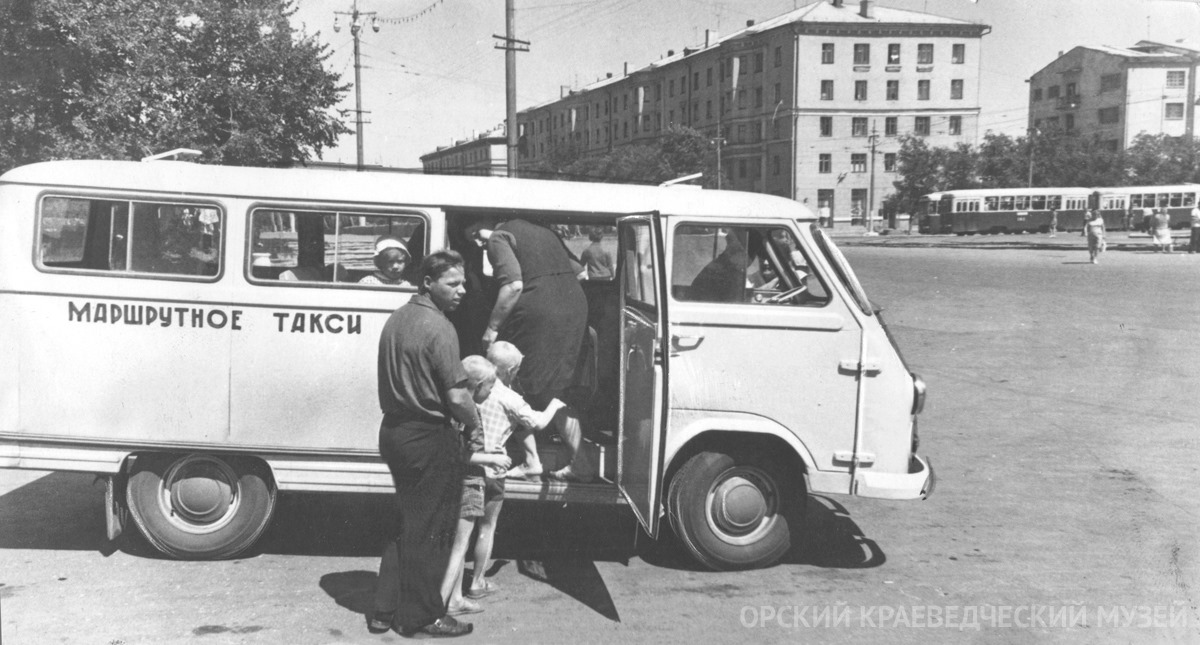 1970 год, от площади Комсомольской отправляется маршрутное такси в аэропорт. Фото ОКМ