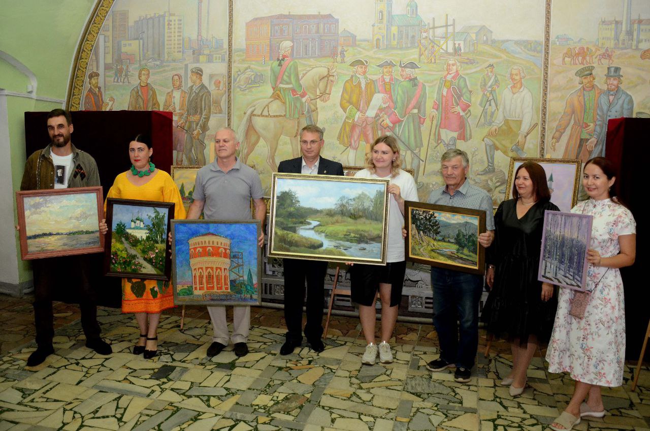 Мастера с их картинами. Фото: правительство Оренбургской области
