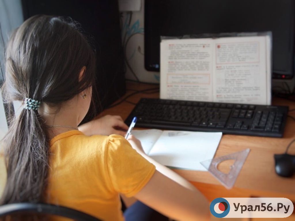 Ребенок делает уроки