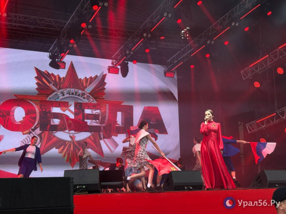 Десятки тысяч жителей Оренбурга пришли посмотреть на фейерверк в честь Дня Победы и послушать песни военных лет: фоторепортаж Урал56.Ру