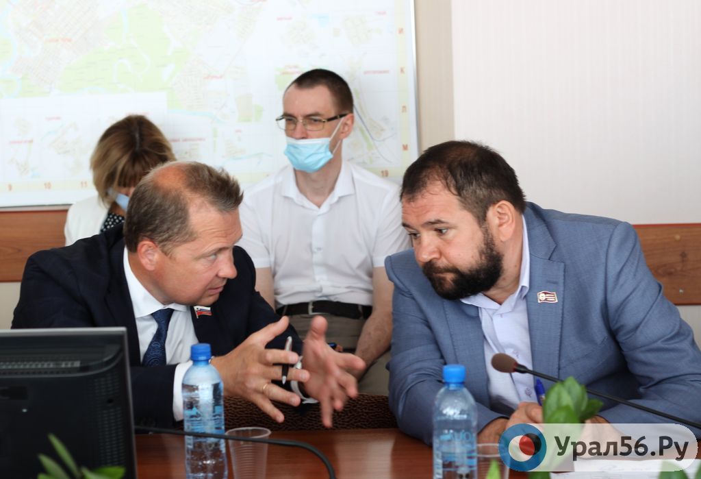 «Хватит тянуть одеяло на себя!» Депутаты Орского горсовета поспорили о том, как им добиваться наведения порядка на мусорных площадках