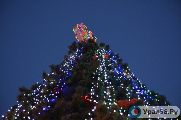 В Орске открыли еще одну елку – на площади Гагарина