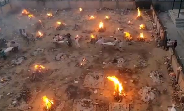 В Индии тела умерших от коронавируса начали сжигать прямо на улицах (видео)