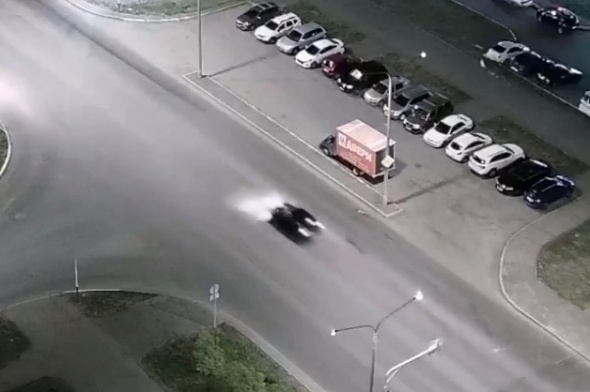 Появилось еще одно видео момента ДТП в Оренбурге, где водитель Mazda насмерть сбил девушку (18+)