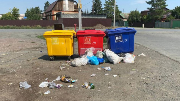 На месте постоянной свалки в районе объездной Зеленхоза в Орске установили пластиковые контейнеры. Будут ли их вычищать?
