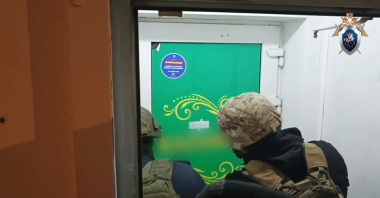 Сотрудники ОМОНа приехали в магазин. Фото СК РФ по Оренбургской области 