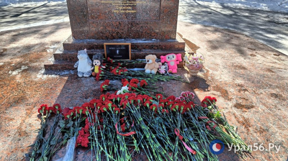В Оренбурге и Орске появились стихийные мемориалы в память о жертвах теракта в «Крокусе»