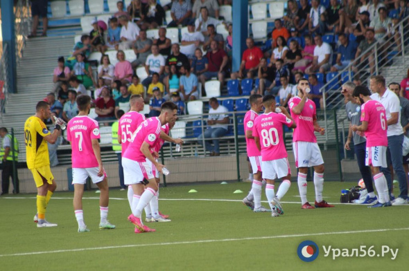 ФК «Оренбург» сегодня впервые вышел на игру в розовой форме 