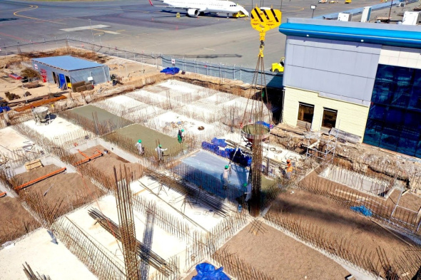 В аэропорту Оренбурга продолжается строительство нового терминала. Опубликованы фото с места работ 